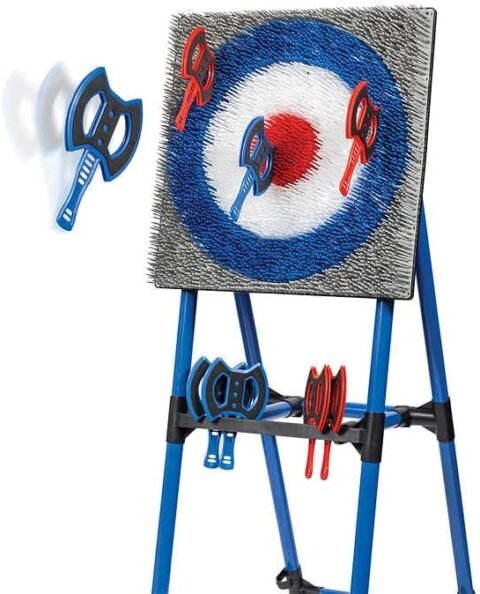 Jeu de lancer de hache sur chevalet&nbsp;: cible ronde bleue, blanche et rouge tendue sur un panneau de corde, avec quatre haches d'entra&icirc;nement &agrave; manche bleu et rouge