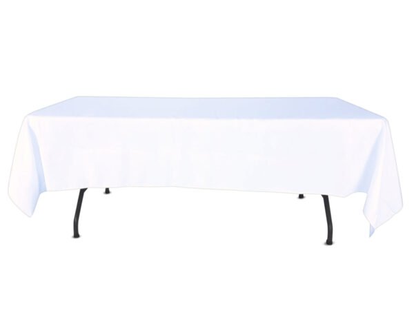 Nappe rectangulaire blanche drapée sur une table pliante, fond blanc