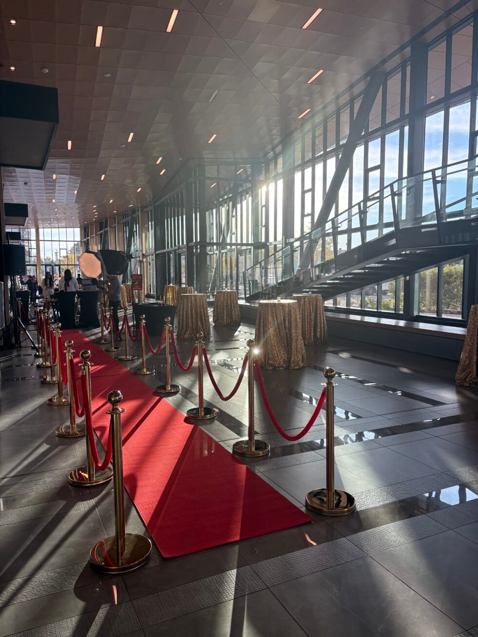 Tapis rouge d&eacute;roul&eacute; en all&eacute;e droite sur un sol de tuiles