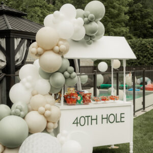 Candy cart avec décoration de ballons pour anniversaire 40 ans