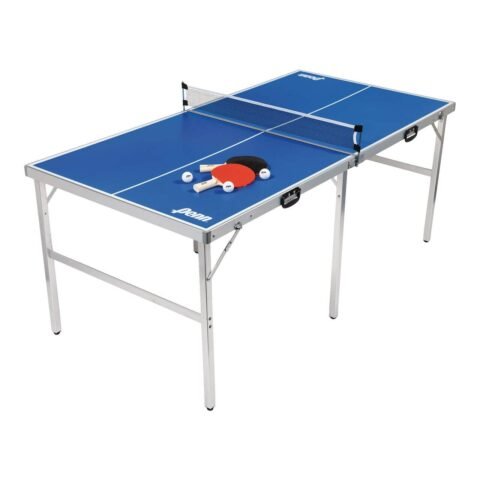 Table de ping-pong pliante &agrave; plateau bleu marqu&eacute; penn, sur pieds m&eacute;talliques droits, d&eacute;tour&eacute;e sur fond blanc&nbsp;; un filet est tendu au centre et deux raquettes ainsi que trois balles blanches sont pos&eacute;es sur le plateau