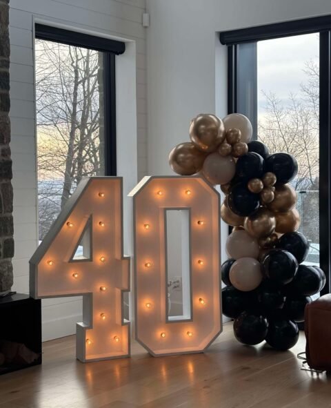 Chiffres lumineux géants « 40 » entourés de ballons