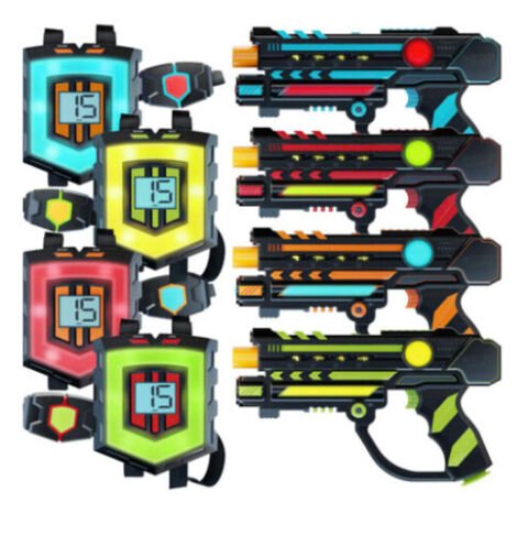 Ensemble de laser tag&nbsp;: quatre pistolets noirs &agrave; liser&eacute;s bleu, rouge, orange et vert, align&eacute;s &agrave; c&ocirc;t&eacute; de quatre gilets de d&eacute;tection assortis munis d'un afficheur num&eacute;rique