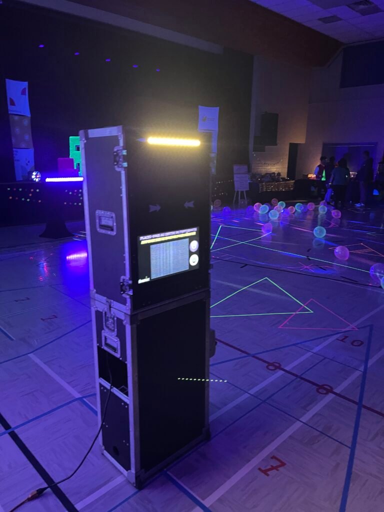 Borne photo &Eacute;venox sur une piste de danse en &eacute;clairage bleu et mauve, barre lumineuse et &eacute;cran tactile allum&eacute;s