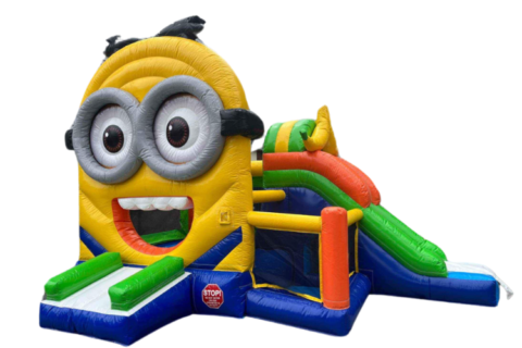 Jeu gonflable Minions&nbsp;: grand visage de Minion jaune &agrave; lunettes de plong&eacute;e en fa&ccedil;ade, bouche ouverte formant l'entr&eacute;e, deux glissades vertes et blanches de chaque c&ocirc;t&eacute; et base bleue