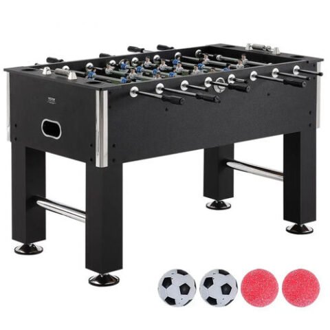 Table de baby-foot noire sur quatre pieds, joueurs bleus et blancs sur barres chrom&eacute;es, avec deux ballons de soccer et deux balles rouges pos&eacute;s devant