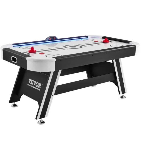 Table de hockey sur coussin d'air noire et blanche, plateau blanc marqu&eacute; de cercles, tableau de pointage &eacute;lectronique au centre, deux maillets rouges et une rondelle