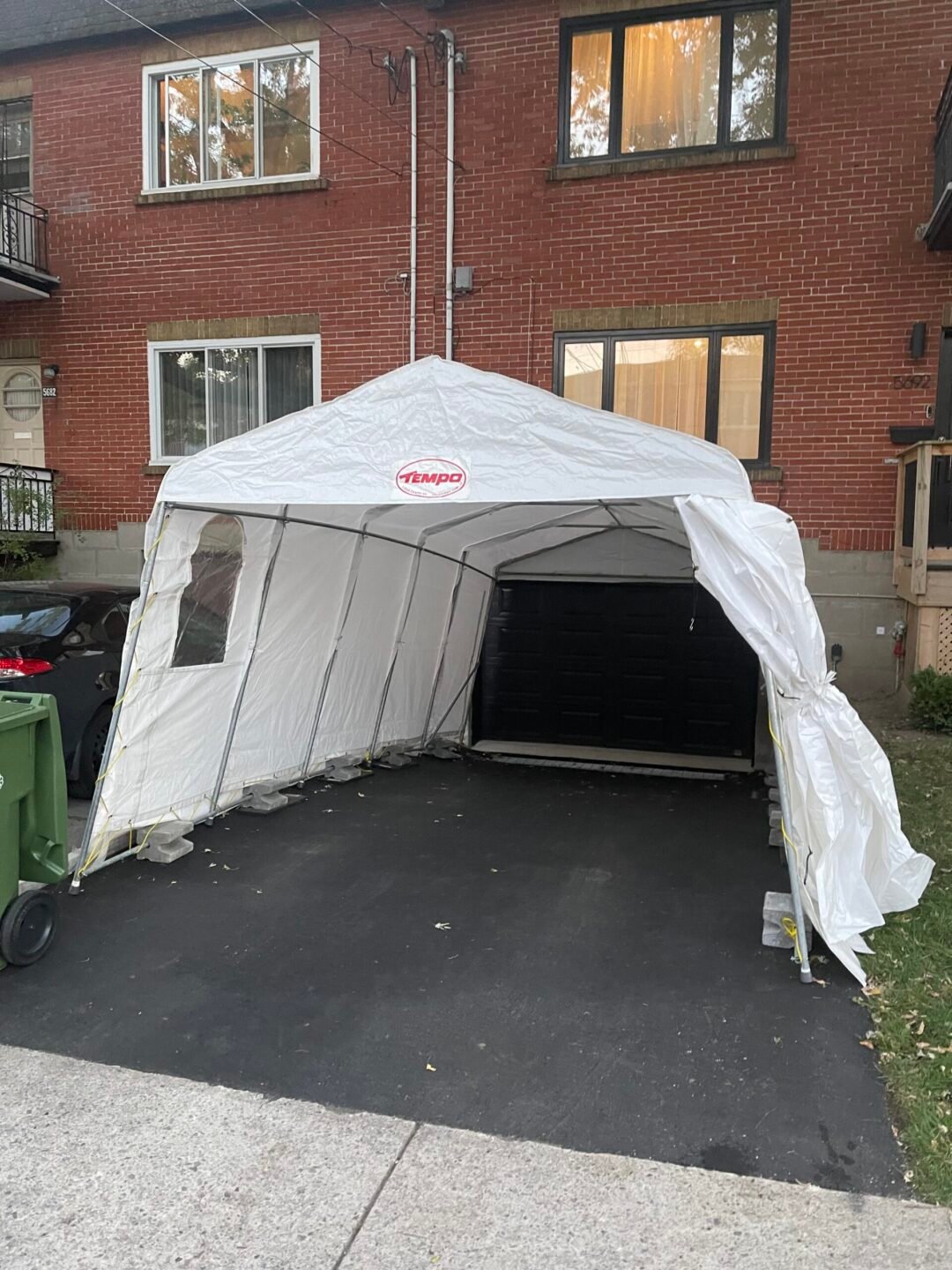 Chapiteau Evenox monté dans une entrée résidentielle en hiver
