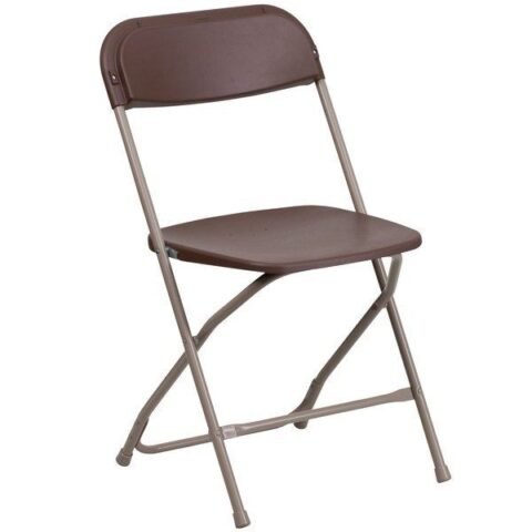 Chaise pliante brune en plastique sur armature beige
