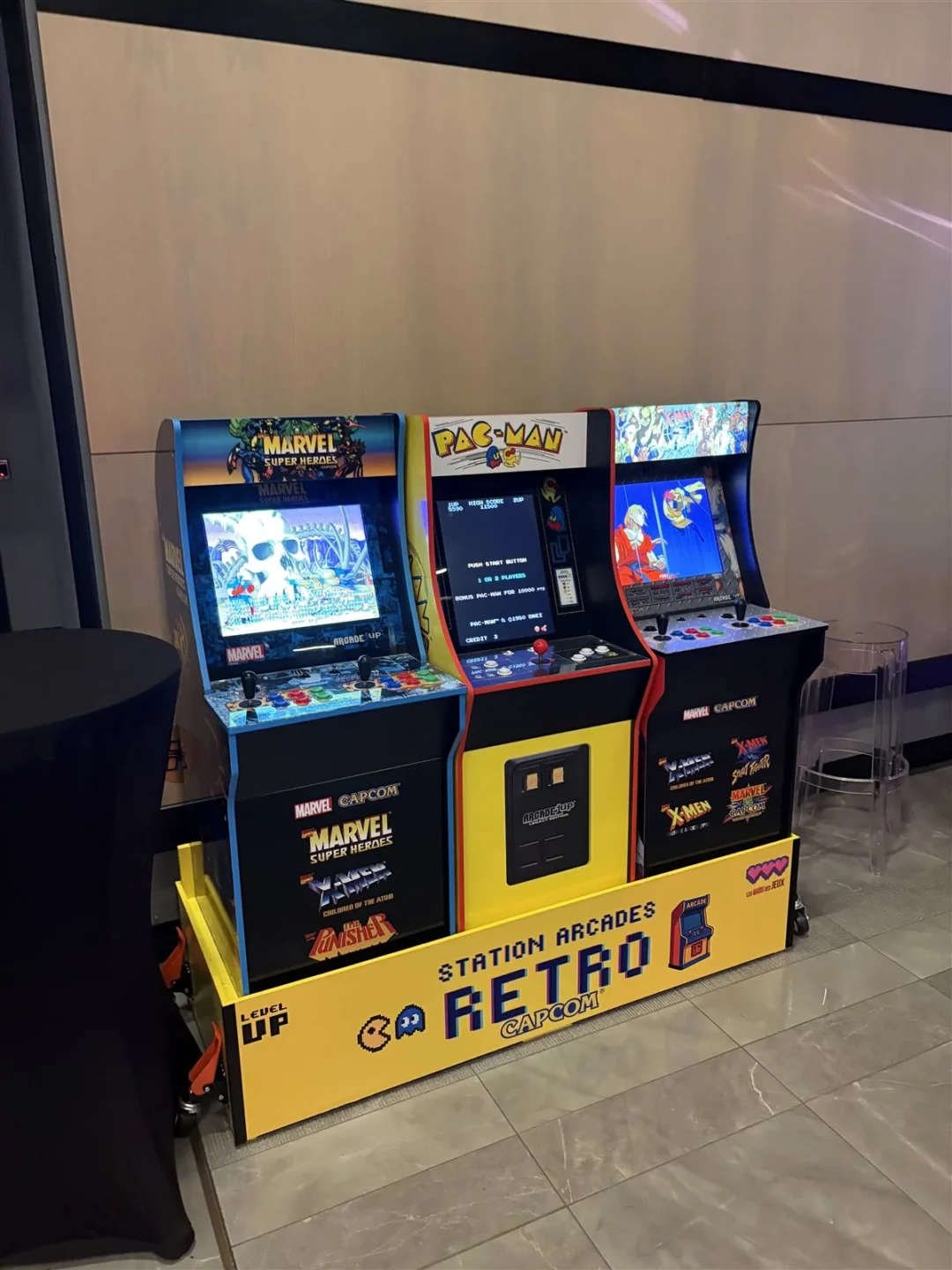 Bornes d'arcade rétro livrées et branchées par Evenox dans une salle