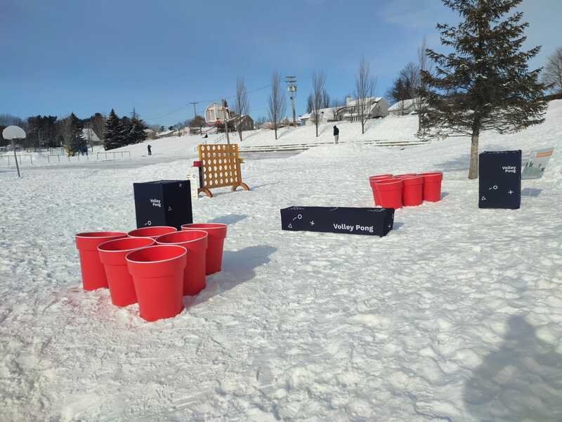 Jeu pong g&eacute;ant install&eacute; dehors&nbsp;: deux jeux de six seaux rouges et deux panneaux bleu marine marqu&eacute;s Volley Pong