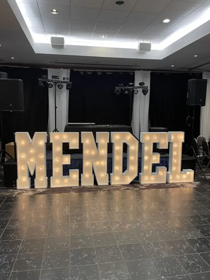 Lettres lumineuses Evenox installees en soiree