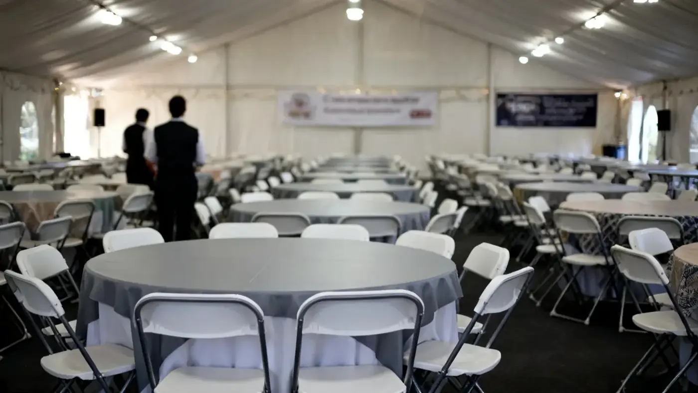 Salle de reception montee avec tables nappees et chaises