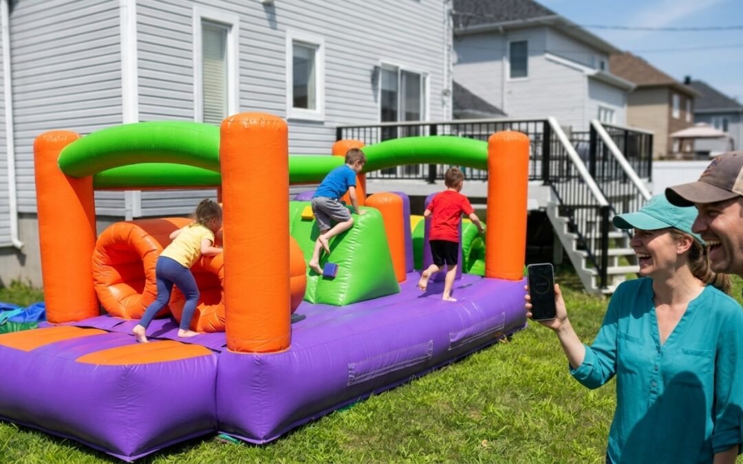 Parcours d'obstacles gonflable d'Évenox monté dans une cour arrière, des enfants s'y élancent en course.