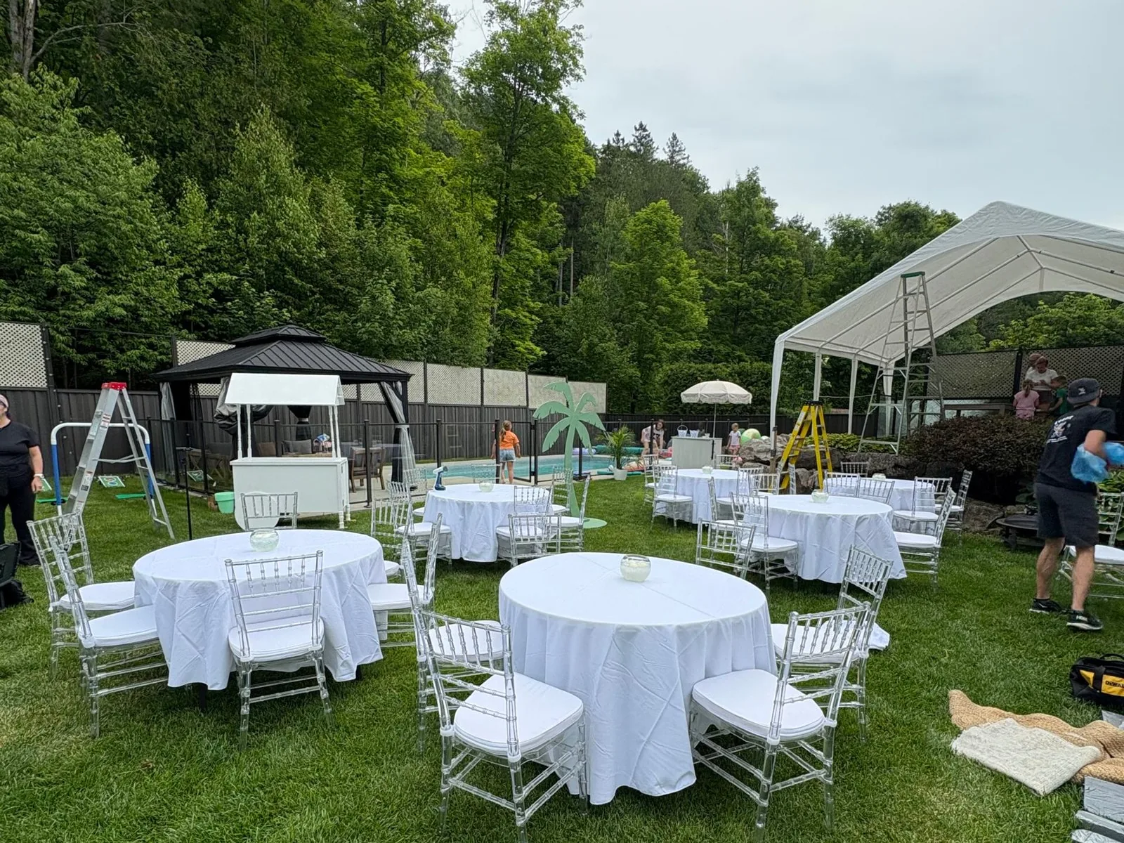&Eacute;quipe &Eacute;venox montant des tables et des chaises sous un chapiteau ext&eacute;rieur