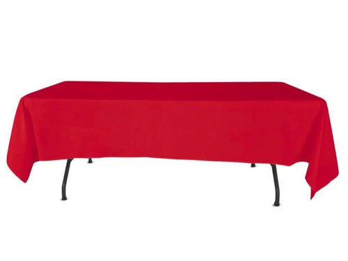 Nappe rectangulaire rouge drapée sur une table pliante, fond blanc