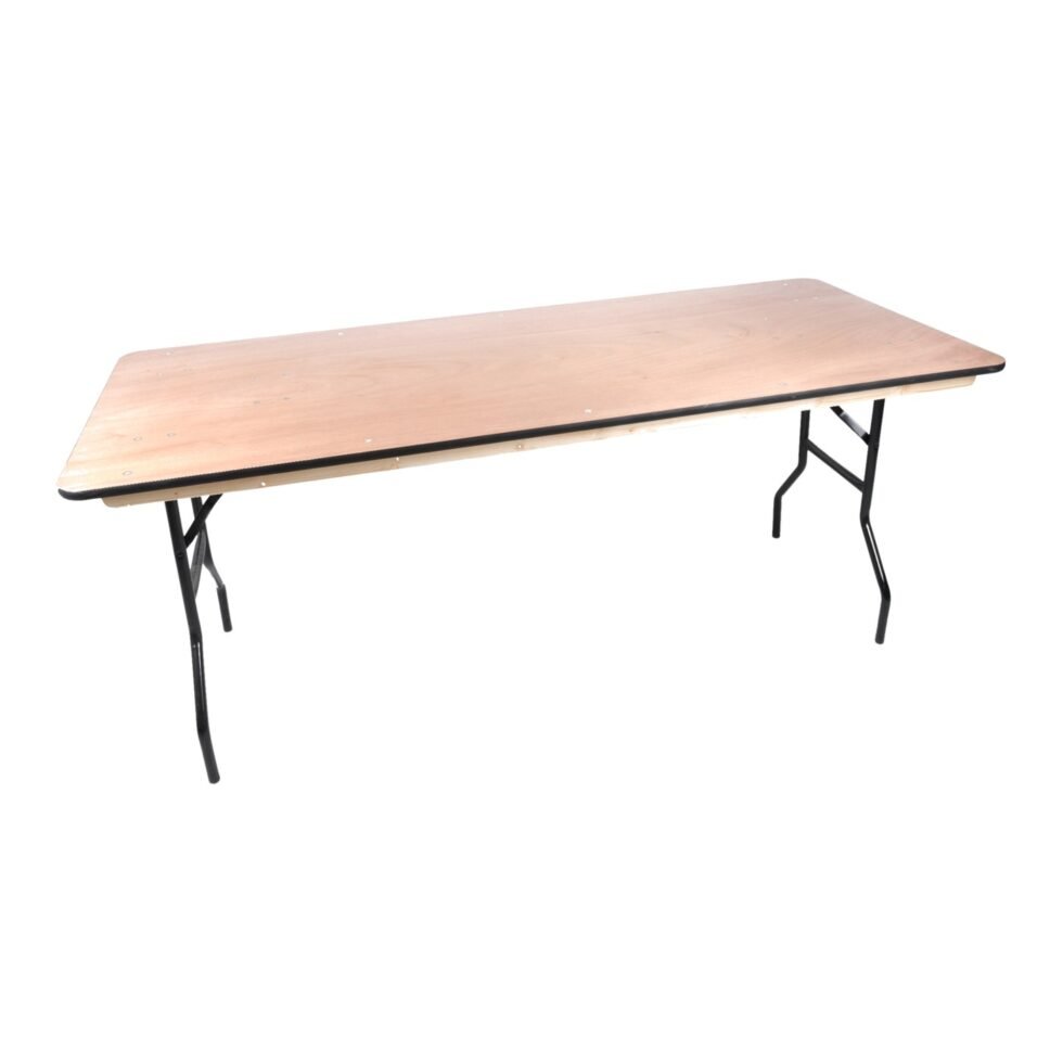Table de banquet en bois vue de trois quarts, plateau rectangulaire &agrave; chant noir sur pi&eacute;tement d'acier noir