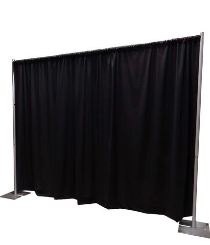 Toile de fond noire sur sa structure à deux poteaux