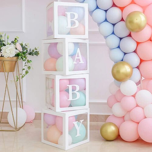 Quatre boites cubiques blanches a parois transparentes empilees, portant les lettres B, A, B et Y, remplies de ballons pastel — les ballons de la photo ne sont pas fournis