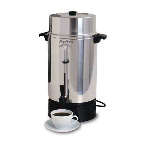 Cafetiere-urne de metal brosse de marque WestBend, socle noir, robinet a l'avant et tube indicateur de niveau ; une tasse de cafe est posee a cote