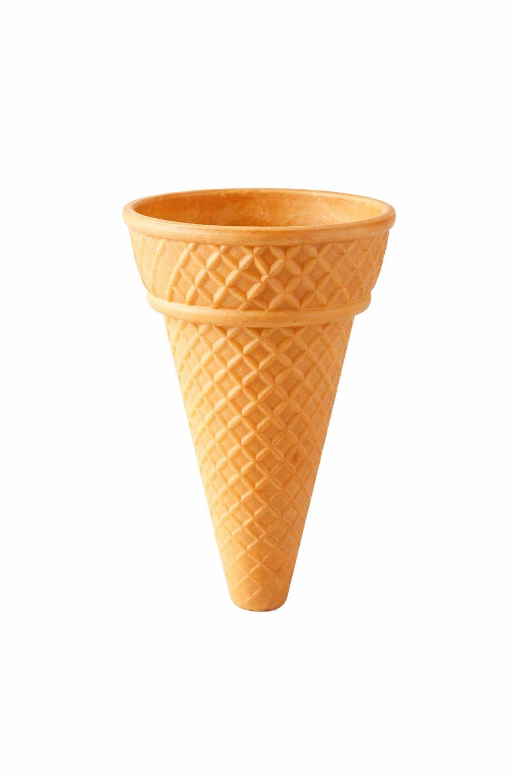 Cornet à crème glacée en gaufrette, vide, debout sur fond blanc