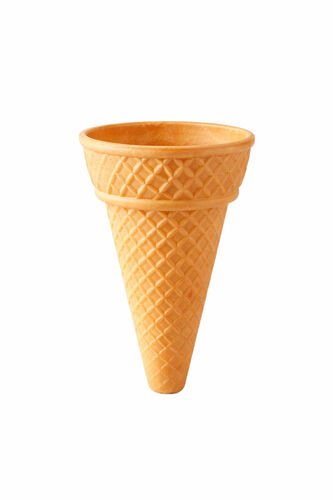 Cornet &agrave; cr&egrave;me glac&eacute;e en gaufrette, vide, debout sur fond blanc