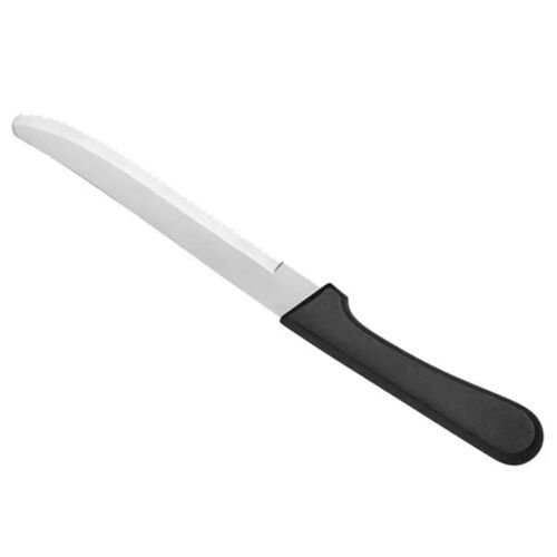 Couteau a steak a lame dentelee et manche de plastique noir, sur fond blanc