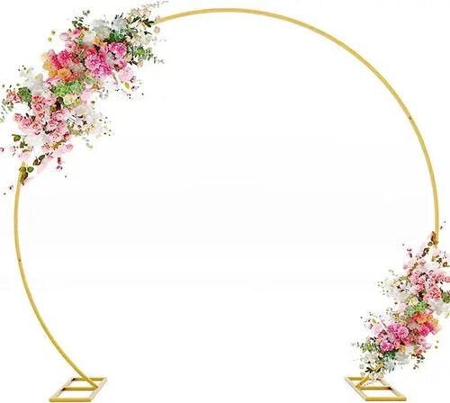 Arche de métal doré en demi-cercle sur deux bases carrées, garnie de deux compositions de fleurs roses et blanches