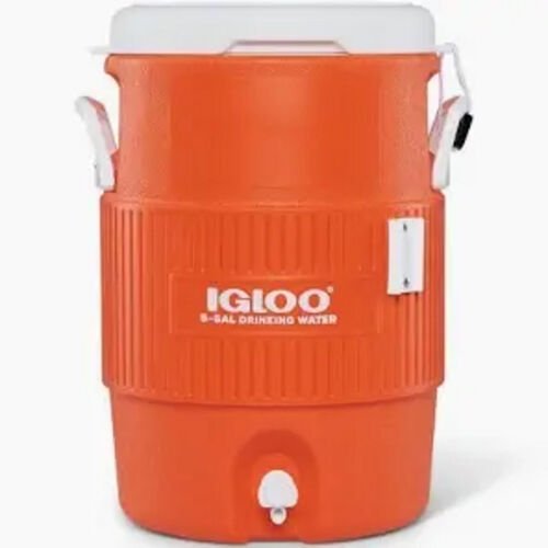 Distributeur d'eau Igloo orange a couvercle blanc, marque 5-GAL DRINKING WATER, avec deux poignees laterales et un robinet-poussoir a la base