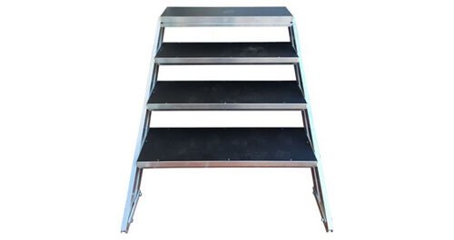 Escalier de scene a trois marches, structure d'aluminium et marches noires antiderapantes, vu de face sur fond blanc