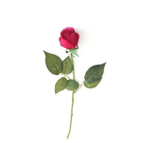 Une rose artificielle a tige unique, bouton ferme rose fonce et feuillage vert, sur fond blanc