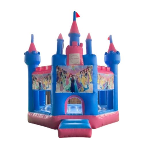 Chateau gonflable bleu et rose illustre de princesses, cinq tourelles et marche d'acces a l'avant