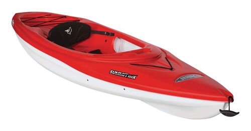 Kayak Pelican Summit 100X rouge et blanc, monoplace a cockpit ouvert, vu de trois quarts sur fond blanc