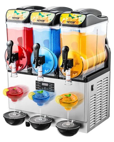 Machine &agrave; slush &agrave; trois cuves transparentes remplies de granit&eacute; rouge, bleu et orange, sur un b&acirc;ti d'acier inoxydable