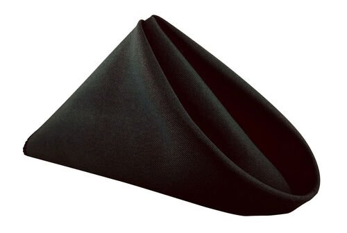 Serviette de table en tissu noir, pliee en pointe et posee debout sur fond blanc
