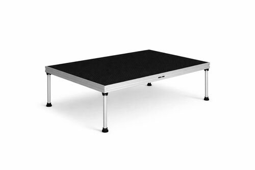 Panneau de scene rectangulaire a surface noire antiderapante et cadre d'aluminium, sur quatre pieds tubulaires