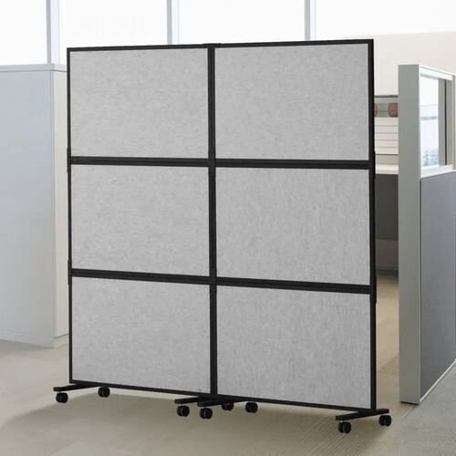 Paravent séparateur de bureau à six panneaux gris clair dans un cadre noir, monté sur roulettes