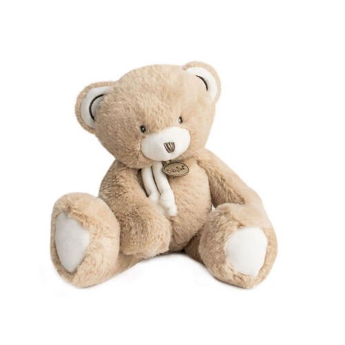 Ourson en peluche beige assis, museau et coussinets ivoire, un foulard noue au cou, sur fond blanc