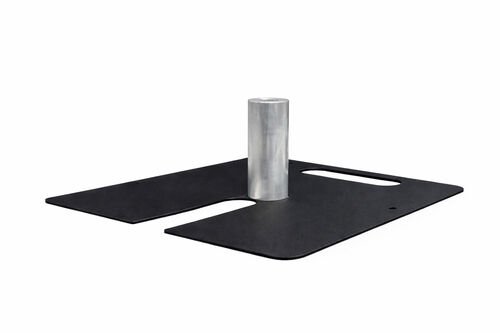 Gros plan de la plaque de base noire et de son manchon d'aluminium vertical, sur fond blanc