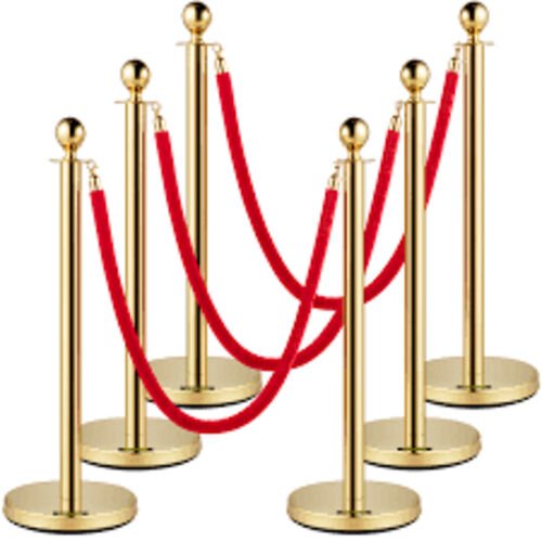 Six poteaux de file d'attente dores a boule sur socle rond, relies par des cordons de velours rouge