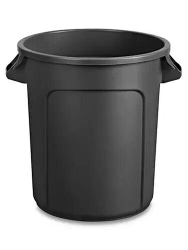 Poubelle ronde de plastique noir a poignees laterales moulees, sans couvercle, sur fond blanc