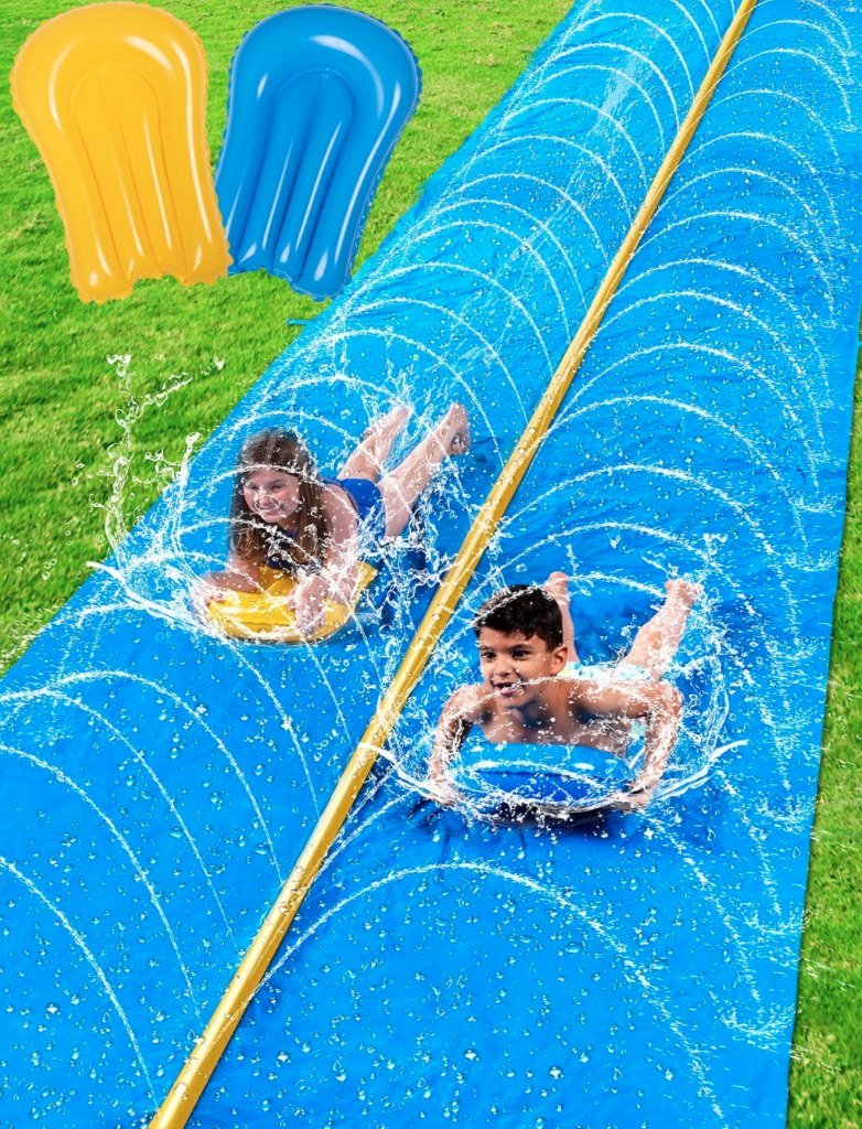 Glissade d'eau bleue a deux couloirs, arrosee sur toute sa longueur ; deux enfants y glissent sur des planches flottantes jaune et bleue