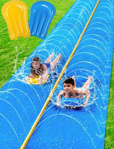 Glissade d'eau bleue a deux couloirs, arrosee sur toute sa longueur ; deux enfants y glissent sur des planches flottantes jaune et bleue