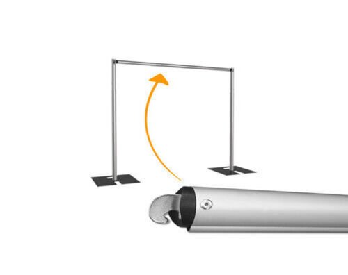 Schema de montage : une barre transversale d'aluminium a embout crochu, et le portique de pipe and drape qu'elle sert a monter