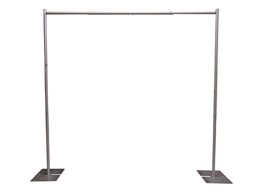 Structure de support de toile : deux poteaux verticaux sur plaques de sol carrees, relies en haut par une barre transversale