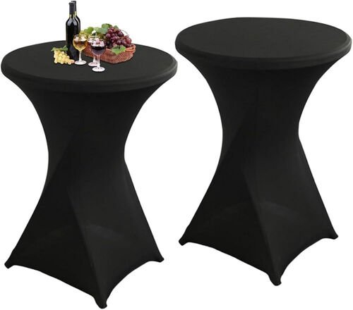 Deux tables à cocktail hautes habillées d'une nappe extensible noire, l'une portant une bouteille, des verres et un plateau de fromages
