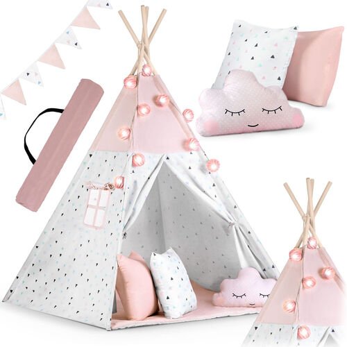 Tente tipi de toile rose et blanche à motif de triangles, poteaux de bois, entourée de coussins, d'un fanion et d'une guirlande lumineuse