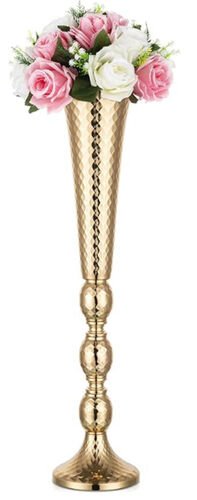 Vase doré en forme de trompette sur un pied à boules, garni d'un bouquet de roses roses et blanches