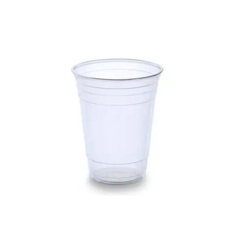 Verre de plastique transparent à parois nervurées, vide, sur fond blanc