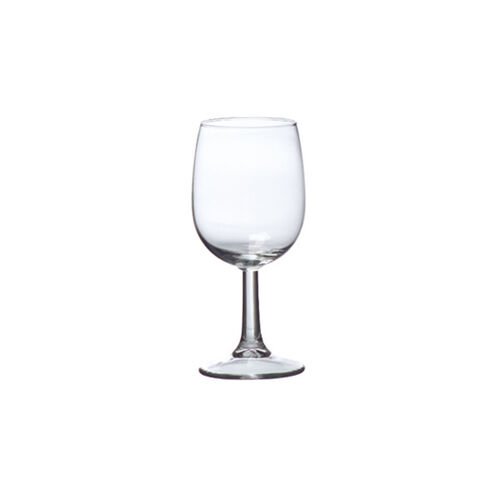 Verre a pied en verre transparent, calice court et arrondi, sur fond blanc
